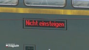 Ein Bahnwagon mit dem Hinweis "Nicht einsteigen". © Screenshot 