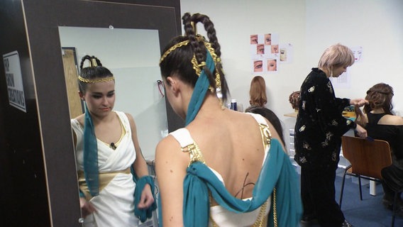 Tänzerin Svitlana Peter schaut in den Spiegel bei einer Kostümprobe für "Aida" © Screenshot 