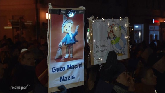 Ein Schild auf einer Demo mit der Aufschrift "Gute Nacht Nazis". © Screenshot 