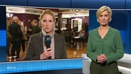 NDR Reporterin Judith Pape im Hintergund zugeschaltet mit Moderatorin Susanne Stichler im Studio. © Screenshot 