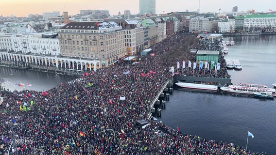 Demonstranten am überfüllten Jungfernstieg in Hamburg. © Screenshot 