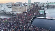 Demonstranten am überfüllten Jungfernstieg in Hamburg. © Screenshot 