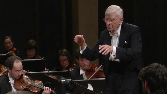 Herbert Blomstedt am Dirigentenpult. © Screenshot 