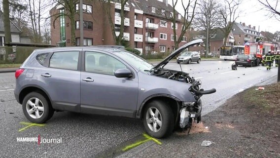 Ein beschädigtes Auto steht nach einem Unfall auf der Straße. © Screenshot 