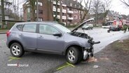 Ein beschädigtes Auto steht nach einem Unfall auf der Straße. © Screenshot 