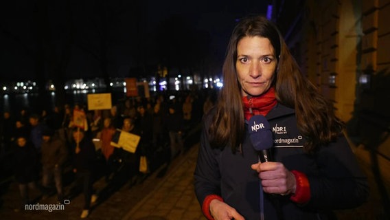NDR-Reporterin Martina Scheller berichtet live von einer Demo in Schwerin. © Screenshot 