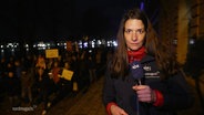 NDR-Reporterin Martina Scheller berichtet live von einer Demo in Schwerin. © Screenshot 