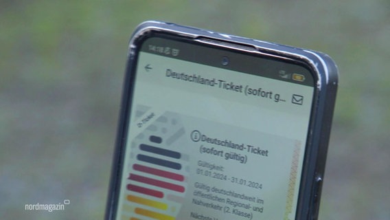Auf einem Smartphone ist das Deutschland-Ticket geöffnet. © Screenshot 