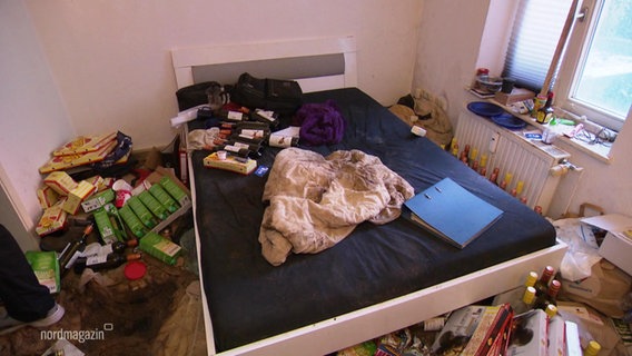 Ein verwahrlostes Schlafzimmer voller Müll. © Screenshot 