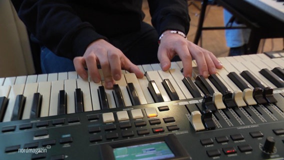 Eine Person spielt auf einem Keyboard. © Screenshot 