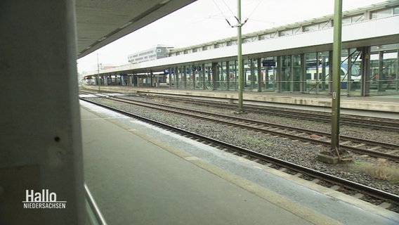 Die leeren Gleise eines Bahnhofs. © Screenshot 