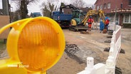 Eine Baustelle auf einer abgesperrten Straße, im Vordergrund eine Warnleuchte. © Screenshot 