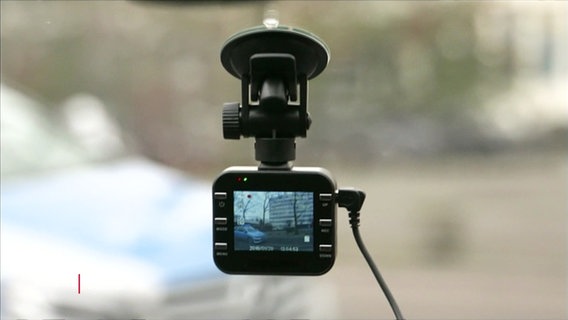 Eine Dashcam filmt einen Straßenabschnitt. © Screenshot 