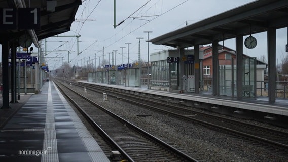 Leere Bahngleise in einem leeren Bahnhof. © Screenshot 