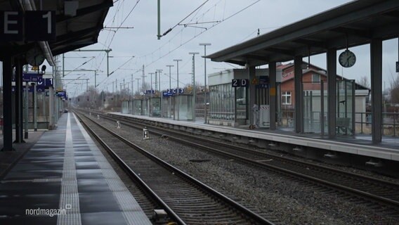 Leere Bahngleise in einem leeren Bahnhof. © Screenshot 