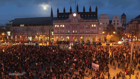 Menschen haben sich in Rostock am „Neuen Markt“ versammelt. © Screenshot 