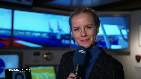Julia Wulf auf der Brücke eines Schiffes. © Screenshot 