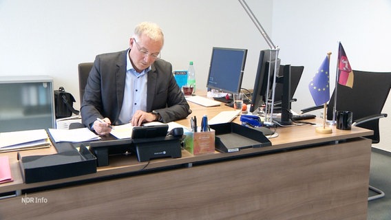 Dirk Pejril, Niedersächsischer Verfassungsschutzpräsident, an seinem Schreibtisch. © Screenshot 