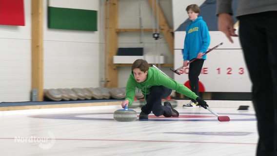 Jugendliche beim Curling. © Screenshot 