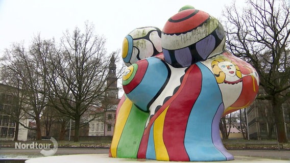 Eine große, farbenfrohe Nana-Skulptur der Künstlerin Niki de Saint Phalle in Hannover. © Screenshot 