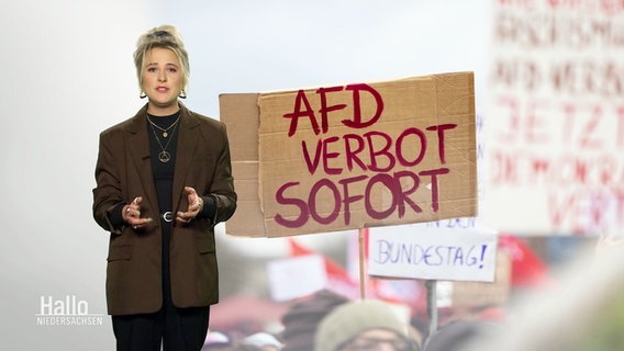 Mandy Sarti, im Hintergrund das Bild von einem Demonstrationsschild mit der Aufschrfit" AfD-Verbot sofort". © Screenshot 