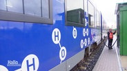 Ein Zug der Elbe-Weser-Bahn wird mit Wasserstoff betankt. © Screenshot 