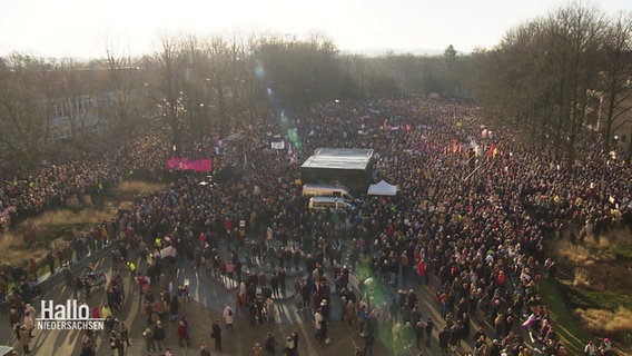 Luftaufnahme von Demonstranten in Osnabrück © Screenshot 