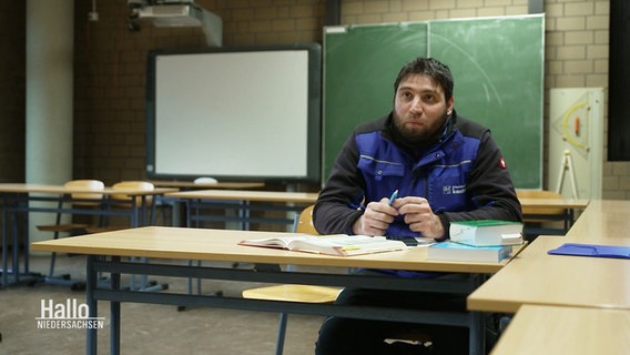 Auszubildender Adam Zhabrailov sitzt in einer Schulklasse. © Screenshot 