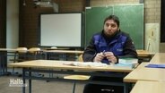 Auszubildender Adam Zhabrailov sitzt in einer Schulklasse. © Screenshot 