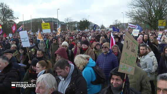 Eine Gruppe demonstrierender Menschen © Screenshot 