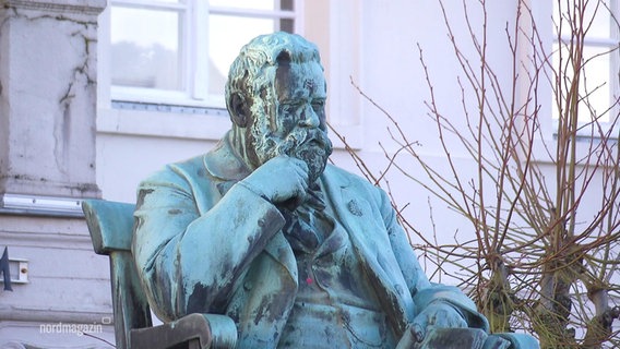 Eine Statue von Fritz Reuter in Stavenhagen. © Screenshot 
