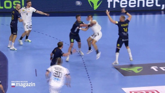 Handballspieler auf einem Feld in der Halle. © Screenshot 