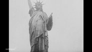 Eine Schwarz-Weiß Aufnahme zeigt die Freiheitsstatue in New York . © Screenshot 