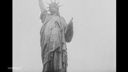 Eine Schwarz-Weiß Aufnahme zeigt die Freiheitsstatue in New York . © Screenshot 