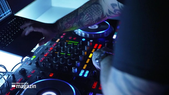 Ein DJ-Pult, darüber eine Hand. © Screenshot 