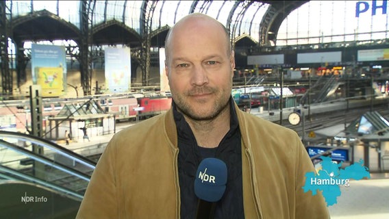 Reporter Philipp Abresch berichtet vom Hamburger Hauptbahnhof. © Screenshot 