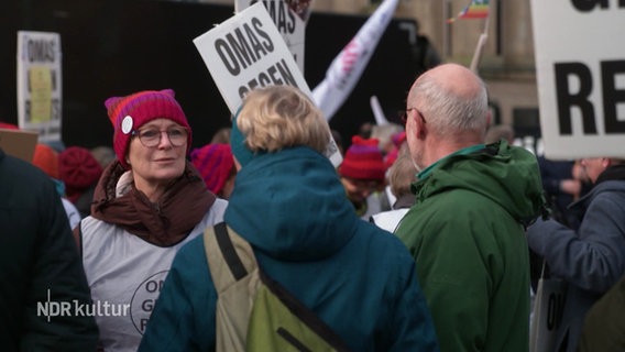 "Omas gegen Rechts" auf einer Kundgebung. © Screenshot 