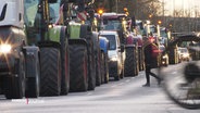 Traktoren stehen an einer Straße. © Screenshot 