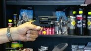 Ein Mann hält eine Waffe in der Hand. © Screenshot 
