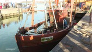 Der havarierte Fischkutter "Seeadler" wird aus dem Rostocker Stadthafen geborgen. © Screenshot 