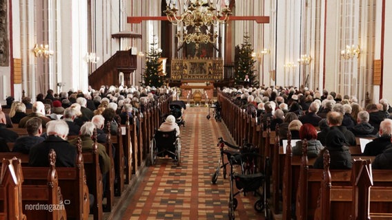 Trauergäste nehmen Abschied von Alt-Bischof Heinrich Radtke im Schweriner Dom. © Screenshot 