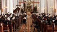 Trauergäste nehmen Abschied von Alt-Bischof Heinrich Radtke im Schweriner Dom. © Screenshot 