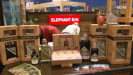 Gin-Flaschen stehen an einem Messestand. © Screenshot 