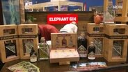 Gin-Flaschen stehen an einem Messestand. © Screenshot 