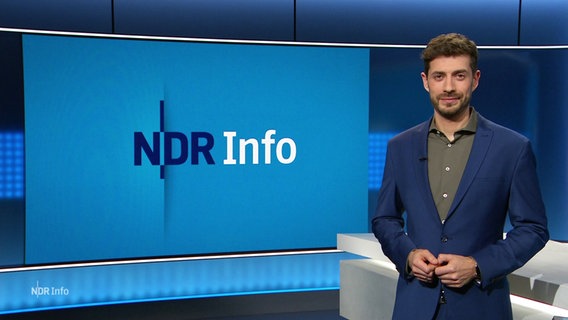 Daniel Anibal Bröckerhoff moderiert NDR Info. © Screenshot 