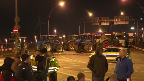 Rolnicy zablokowali drogę pojazdami w Hamburgu.  © TNN 