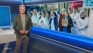 Thorsten Schröder moderiert NDR Info um 14:00 Uhr. © Screenshot 