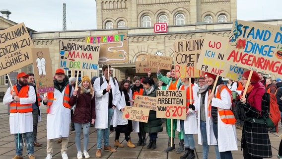 Ärztinnen und Ärzte demonstrieren für bessere Arbeitsbedingungen. © Screenshot 