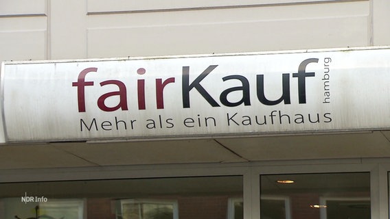 Ein Schild mit der Aufschrift "fairKauf - Mehr als ein Kaufhaus" über dem Eingang eines Sozialkaufhauses. © Screenshot 
