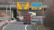 Dass auf der zur Autobahn umgewidmeten ehemaligen Bundesstraße 6 die Beschilderung uneinheitlich ist, soll sich nun ändern. © Screenshot 